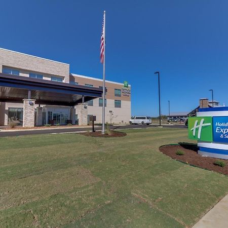 Holiday Inn Express & Suites - Union City By Ihg Exterior photo