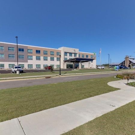 Holiday Inn Express & Suites - Union City By Ihg Exterior photo