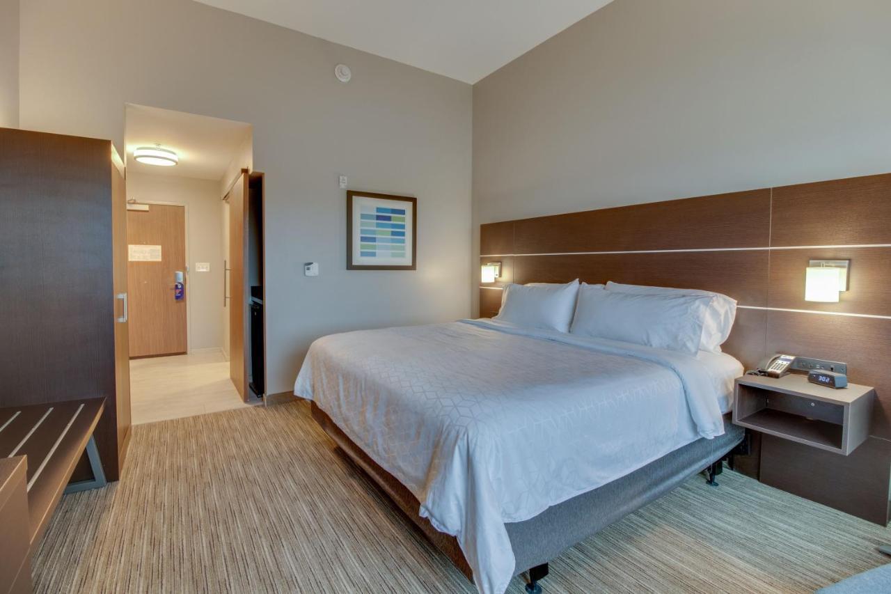 Holiday Inn Express & Suites - Union City By Ihg Exterior photo